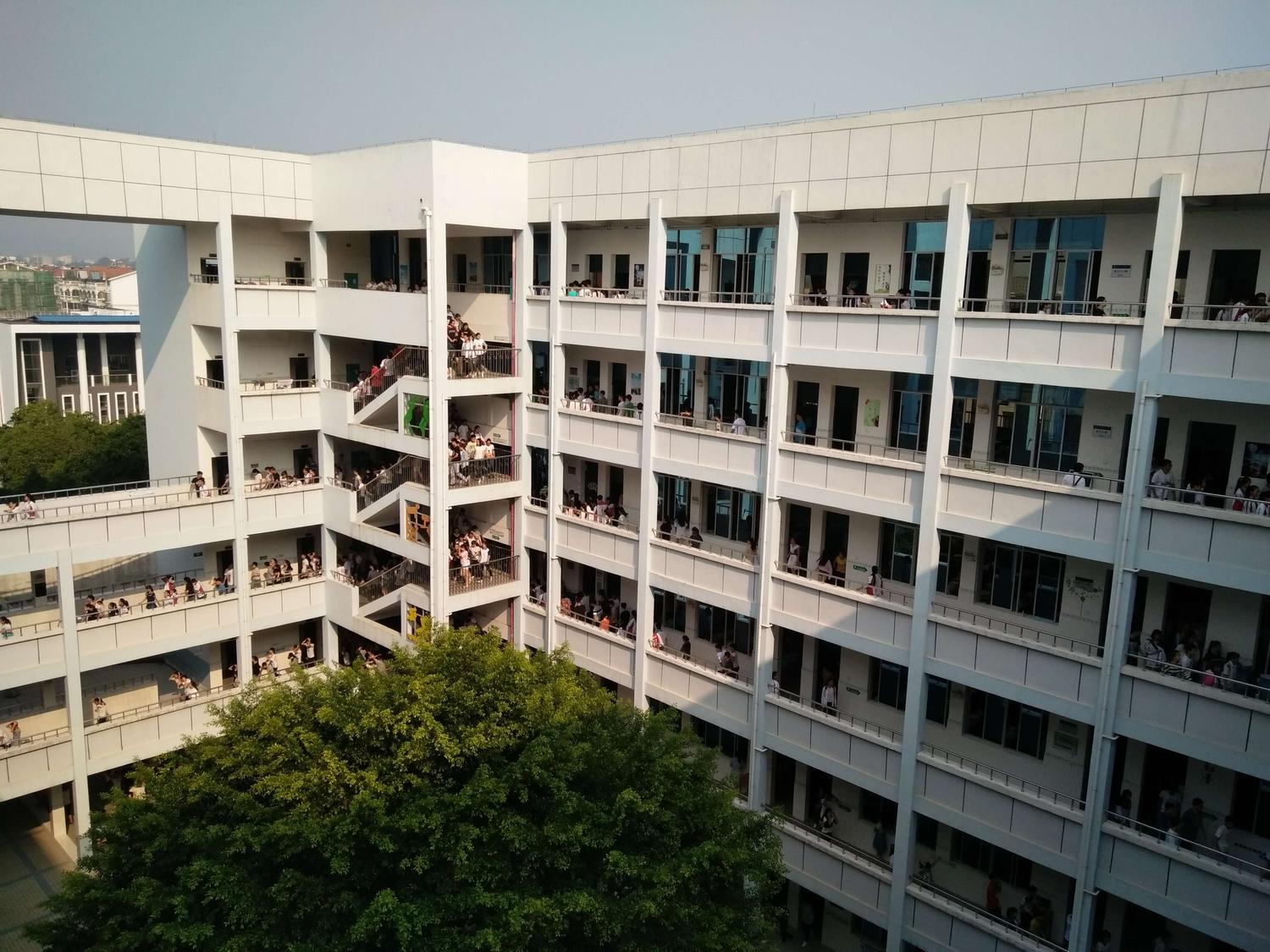 2016年上学期第一次疏散演习 - 柳州市铁二中学艺体中心